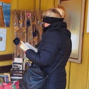 Автобусна спирка във Варна се превърна в уютна стая с книги (ВИДЕО)