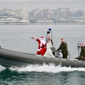 Дядо Коледа и Снежанка пристигнаха по море във Военноморска база Варна /СНИМКИ/