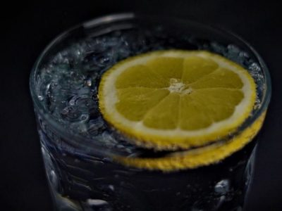 Защо все повече хора пият вода с лимон сутрин