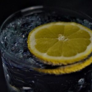 Защо все повече хора пият вода с лимон сутрин