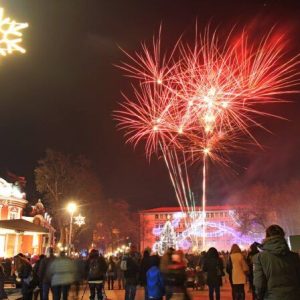 Палят светлините на коледната елха във Варна на Никулден