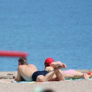 Разрешиха къпането в района на Офицерския плаж във Варна